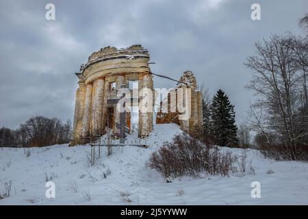 Die Ruinen der alten Dreifaltigkeitskirche an einem düsteren Februartag. Dorf des fünften Berges. Leningrad, Russland Stockfoto