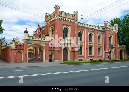 PETRODWOREZ, RUSSLAND - 29. MAI 2021: Das alte Gebäude der Stadtpost (1854) an einem bewölkten Maitag. Peterhof Stockfoto