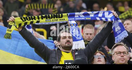 Stadt Dortmund, Deutschland. 26. Apr, 2022. firo: 26. April 2022 Fuvuball, 1. Bundesliga, Saison 2021/2022, Benefizspiel zugunsten der Opfer des Krieges/Krieges gegen die Ukraine von Putin/Russland BVB, Borussia Dortmund - Dynamo Kiew FANS MIT SCHAL STOPPEN WAR/dpa/Alamy Live News Stockfoto