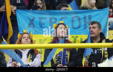 Stadt Dortmund, Deutschland. 26. Apr, 2022. firo: 26.. April 2022 Fuvuball, 1.Bundesliga, Saison 2021/2022, Benefizspiel zugunsten der Opfer des Krieges/Krieges gegen die Ukraine von Putin/Russland BVB, Borussia Dortmund - Dynamo Kiew FANS AUS DER UKRAINE/dpa/Alamy Live News Stockfoto