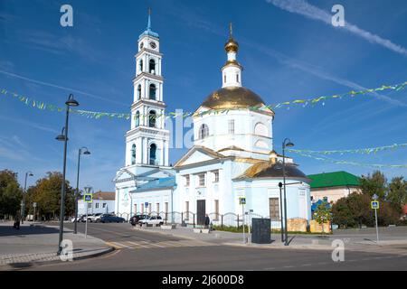 KASHIRA, RUSSLAND - 18. SEPTEMBER 2021: Alte Kirche des Eintritts in den Tempel der Allerheiligsten Gottesmutter an einem Septembernachmittag Stockfoto