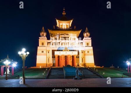 ELISTA, RUSSLAND - 20. SEPTEMBER 2021: Buddhistischer Tempel 'Goldener Aufenthaltsort von Buddha Shakyamuni' in der Septembernacht Stockfoto