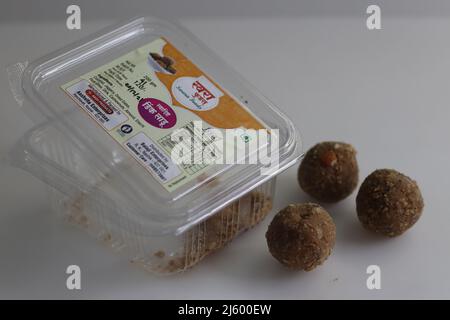 Mumbai, Maharashtra, Indien, April 16 2022: Peanut Dink Ladoo aus Swara-Lebensmitteln. Erdnuss Dinkache Ladoo sind eine der nährstoffreichen Ladoos, die sind Stockfoto