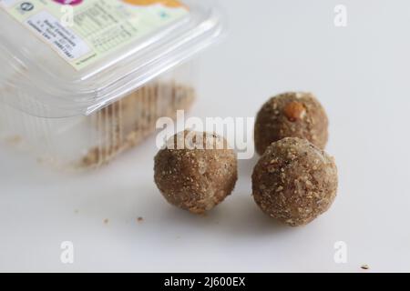 Mumbai, Maharashtra, Indien, April 16 2022: Peanut Dink Ladoo aus Swara-Lebensmitteln. Erdnuss Dinkache Ladoo sind eine der nährstoffreichen Ladoos, die sind Stockfoto