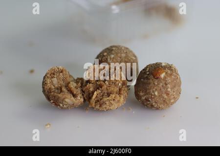 Peanut Dink Ladoo. Erdnuss Dinkache Ladoo sind eine der nährstoffreichen Ladoos, die aus dink und trockenen Früchten und Datteln hergestellt werden. Aufnahme auf weißem Hintergrund Stockfoto