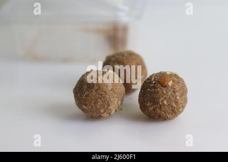 Peanut Dink Ladoo. Erdnuss Dinkache Ladoo sind eine der nährstoffreichen Ladoos, die aus dink und trockenen Früchten und Datteln hergestellt werden. Aufnahme auf weißem Hintergrund Stockfoto