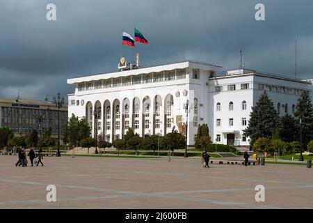 MACHATSCHKALA, RUSSLAND - 24. SEPTEMBER 2021: Blick auf das Regierungshaus der Republik Dagestan an einem düsteren Septembertag Stockfoto