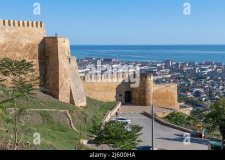 DERBENT, RUSSLAND - 27. SEPTEMBER 2021: Sonniger Septembermorgen auf der alten Festung Naryn-Kala Stockfoto