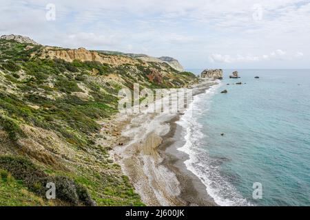 Panoramalandschaft Petra tou Romiou, der Fels des Griechen, der legendäre Geburtsort der Aphrodite in Paphos, Zypern, Mittelmeer Stockfoto