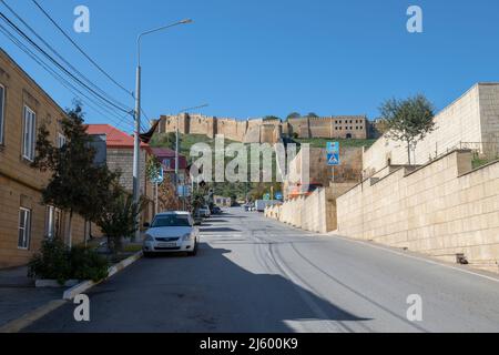 DERBENT, RUSSLAND - 27. SEPTEMBER 2021: Blick auf die alte Festung Naryn Kala von der Orta-Kapy Straße Stockfoto