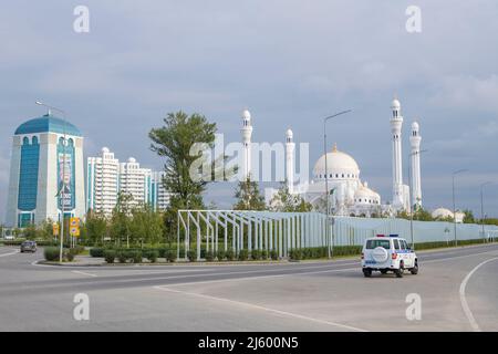 SCHALI, RUSSLAND - 29. SEPTEMBER 2021: Moschee 'Stolz der Muslime' im Stadtbild an einem bewölkten Morgen im September Stockfoto