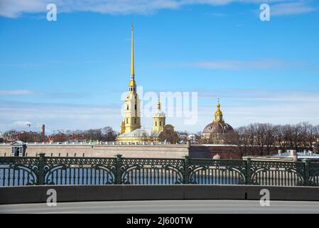 Blick auf die Peter und Paul Festung von der Trinity Bridge. Sankt Petersburg Stockfoto