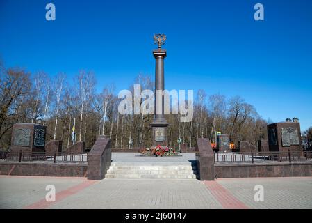 GATCHINA, RUSSLAND - 17. APRIL 2022: Stele 'Gatchina - die Stadt des militärischen Ruhms' Stockfoto