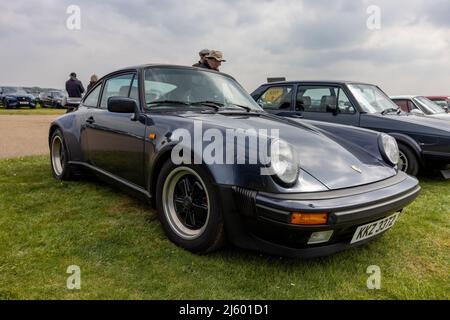 1986 Porsche 911 Turbo ‘KKZ 3372’ auf der April Scramble im Bicester Heritage Center am 23.. April 2022 zu sehen Stockfoto