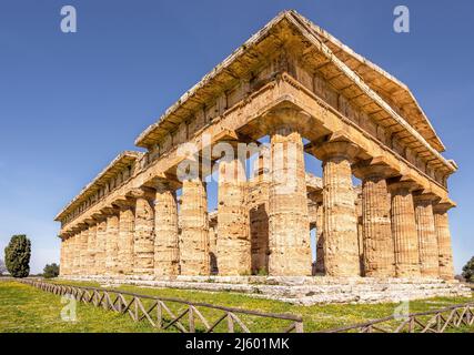 Paestum, Italien; 18. April 2022 - der Tempel von Hera in Paestum, der einige der am besten erhaltenen antiken griechischen Tempel der Welt enthält. Stockfoto