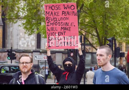 London, Großbritannien. 26.. April 2022. Demonstranten versammelten sich auf dem Parliament Square, um gegen das Gesetz über Polizei, Kriminalität, Verurteilung und Gerichte sowie das Gesetz über Nationalität und Grenzen zu protestieren. Kredit: Vuk Valcic/Alamy Live Nachrichten Stockfoto