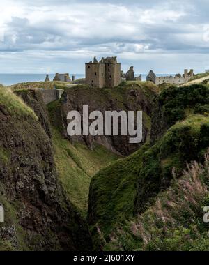 Dunnottar Castle durch den Gully Stockfoto