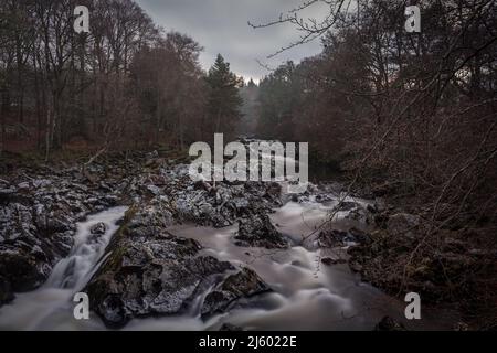 Frostiger Tag an den Wasserfällen von Feugh, Banchory, Aberdeenshire, Schottland, Großbritannien. Stockfoto