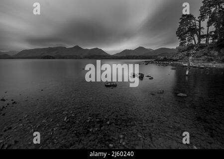 Langzeitbelichtung in Derwentwater, Keswick, Lake District, Cumbria, Großbritannien. Stockfoto