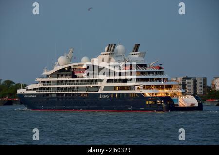 Ponant Cruises Schiff Le Champlain macht sich in der Abenddämmerung auf den Weg die Themse entlang, nachdem er einen Hafenanruf nach London bezahlt hat Stockfoto