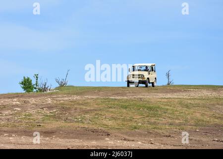 BAKHTSCHISSARAI, KRIM – 28. MAI 2019: UAZ-Auto auf dem großen Berg auf der Tufut-Kale-Hochebene Stockfoto