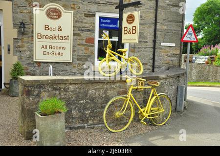 Zwei der gelben Fahrräder in Leyburn haben als Streckenmarkierungen beim Radrennen der Tour de France 2014 Yorkshire besucht und sind nun ständig in den Startspielen Stockfoto