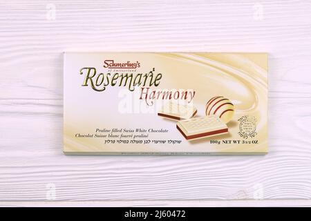 KHARKIV, UKRAINE - 3. NOVEMBER 2021: Schmerling's Rosemarie Harmony White Chocolate - Premium Swiss White Chocolate Bar Praline gefüllt und ganz natürlich Stockfoto