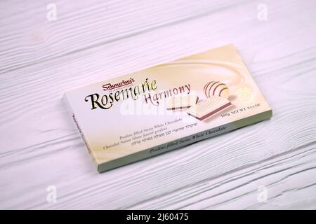 KHARKIV, UKRAINE - 3. NOVEMBER 2021: Schmerling's Rosemarie Harmony White Chocolate - Premium Swiss White Chocolate Bar Praline gefüllt und ganz natürlich Stockfoto