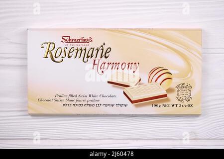KHARKIV, UKRAINE - 3. NOVEMBER 2021: Schmerling's Rosemarie Harmony White Chocolate - Premium Swiss White Chocolate Bar Praline gefüllt und ganz natürlich Stockfoto