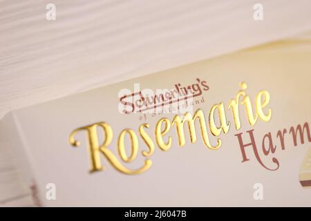 KHARKIV, UKRAINE - 3. NOVEMBER 2021: Schmerling's Rosemarie Harmony White Chocolate - Premium Swiss White Chocolate Bar Praline gefüllt und ganz natürlich Stockfoto