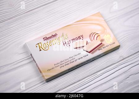 KHARKIV, UKRAINE - 3. NOVEMBER 2021: Schmerling's Rosemarie Harmony White Chocolate - Premium Swiss White Chocolate Bar Praline gefüllt und ganz natürlich Stockfoto