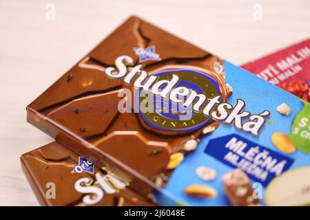 KHARKIV, UKRAINE - 3. NOVEMBER 2021: Die Schokoladenriegel Studentska ist eine beliebte tschechische Schokoladenherstellung von Orion, einem Unternehmen der Firma Nestle Stockfoto