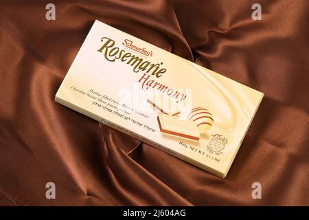 KHARKIV, UKRAINE - 3. NOVEMBER 2021: Schmerling's Rosemarie Harmony White Chocolate - Premium Swiss White Chocolate Bar Praline gefüllt und ganz natürlich Stockfoto