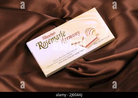 KHARKIV, UKRAINE - 3. NOVEMBER 2021: Schmerling's Rosemarie Harmony White Chocolate - Premium Swiss White Chocolate Bar Praline gefüllt und ganz natürlich Stockfoto