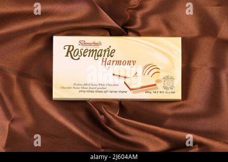 KHARKIV, UKRAINE - 3. NOVEMBER 2021: Schmerling's Rosemarie Harmony White Chocolate - Premium Swiss White Chocolate Bar Praline gefüllt und ganz natürlich Stockfoto