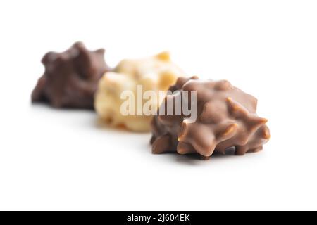 Schokoladentrüffel. Sweer Pralinen isoliert auf weißem Hintergrund. Stockfoto