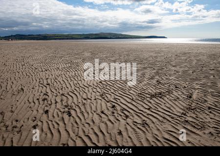 Ayr, Schottland, Großbritannien. 26. April 2022. IM BILD: Westlich von Schottland sah man strahlenden Sonnenschein und blauen Himmel am Meer am Ayr Beach. Menschen gehen spazieren und ein Reiter nimmt ihr Pferd durch einen Galopp im kühlen Meerwasser. Quelle: Colin Fisher/Alamy Live News Stockfoto