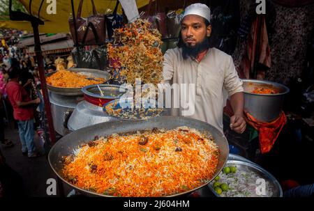 Neu-Delhi, Indien. 26. April 2022. Ein Händler bereitet am 26. April 2022 im heiligen Monat Ramadan in Neu-Delhi, Indien, Hammelbiryani vor. Quelle: Javed Dar/Xinhua/Alamy Live News Stockfoto