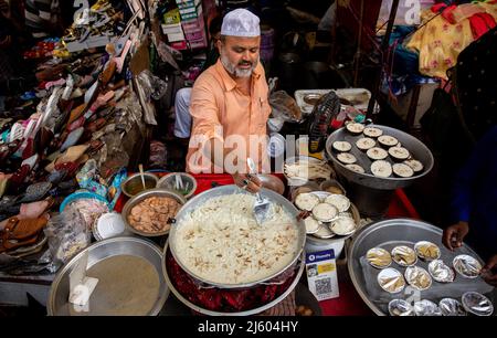 Neu-Delhi, Indien. 26. April 2022. Ein Händler bereitet am 26. April 2022 im heiligen Ramadan in Neu-Delhi, Indien, Süßigkeiten zu. Quelle: Javed Dar/Xinhua/Alamy Live News Stockfoto