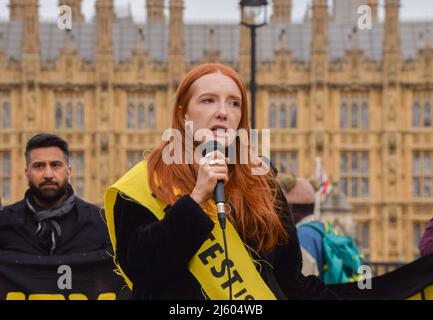 London, England, Großbritannien. 26. April 2022. Die Aktivistin PATSY STEVENSON spricht mit Demonstranten. Demonstranten versammelten sich auf dem Parliament Square, um gegen das Gesetz über Polizei, Kriminalität, Verurteilung und Gerichte sowie das Gesetz über Nationalität und Grenzen zu protestieren. (Bild: © Vuk Valcic/ZUMA Press Wire) Stockfoto