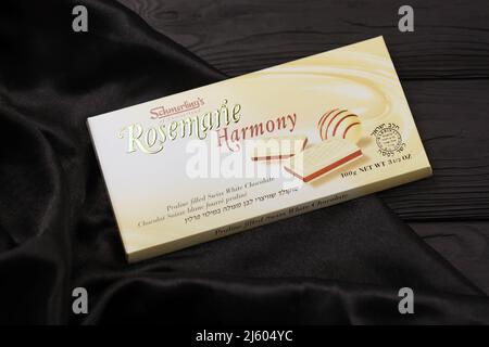 KHARKIV, UKRAINE - 3. NOVEMBER 2021: Schmerling's Rosemarie Harmony White Chocolate - Premium Swiss White Chocolate Bar Praline gefüllt und ganz natürlich Stockfoto