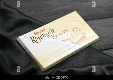 KHARKIV, UKRAINE - 3. NOVEMBER 2021: Schmerling's Rosemarie Harmony White Chocolate - Premium Swiss White Chocolate Bar Praline gefüllt und ganz natürlich Stockfoto