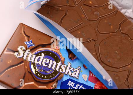 KHARKIV, UKRAINE - 3. NOVEMBER 2021: Die Schokoladenriegel Studentska ist eine beliebte tschechische Schokoladenherstellung von Orion, einem Unternehmen der Firma Nestle Stockfoto