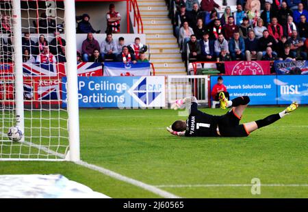 Kieran Phillips (nicht abgebildet) von Exeter City erzielt das erste Tor des Spiels an Barrow-Torwart Paul Farman im Sky Bet League Two-Spiel im St James Park, Exeter. Bilddatum: Dienstag, 26. April 2022. Stockfoto