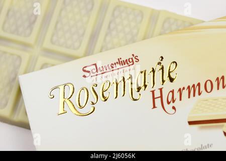 KHARKIV, UKRAINE - 3. NOVEMBER 2021: Schmerling's Rosemarie Harmony White Chocolate - Premium Swiss White Chocolate Bar Praline gefüllt und ganz natürlich Stockfoto