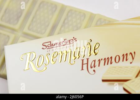 KHARKIV, UKRAINE - 3. NOVEMBER 2021: Schmerling's Rosemarie Harmony White Chocolate - Premium Swiss White Chocolate Bar Praline gefüllt und ganz natürlich Stockfoto