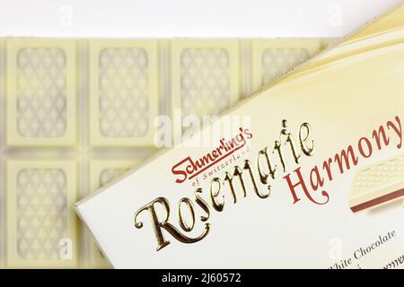 KHARKIV, UKRAINE - 3. NOVEMBER 2021: Schmerling's Rosemarie Harmony White Chocolate - Premium Swiss White Chocolate Bar Praline gefüllt und ganz natürlich Stockfoto