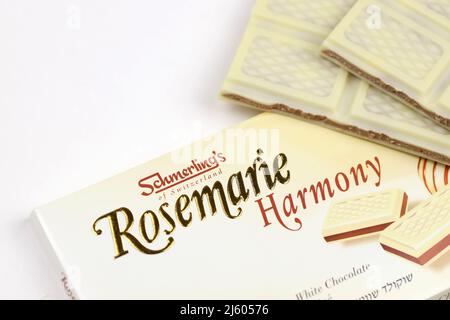 KHARKIV, UKRAINE - 3. NOVEMBER 2021: Schmerling's Rosemarie Harmony White Chocolate - Premium Swiss White Chocolate Bar Praline gefüllt und ganz natürlich Stockfoto