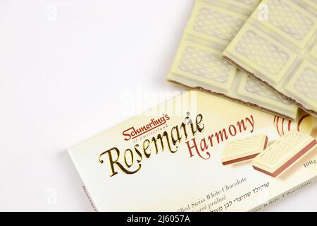 KHARKIV, UKRAINE - 3. NOVEMBER 2021: Schmerling's Rosemarie Harmony White Chocolate - Premium Swiss White Chocolate Bar Praline gefüllt und ganz natürlich Stockfoto