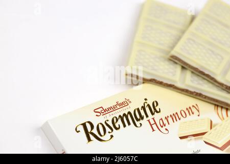 KHARKIV, UKRAINE - 3. NOVEMBER 2021: Schmerling's Rosemarie Harmony White Chocolate - Premium Swiss White Chocolate Bar Praline gefüllt und ganz natürlich Stockfoto